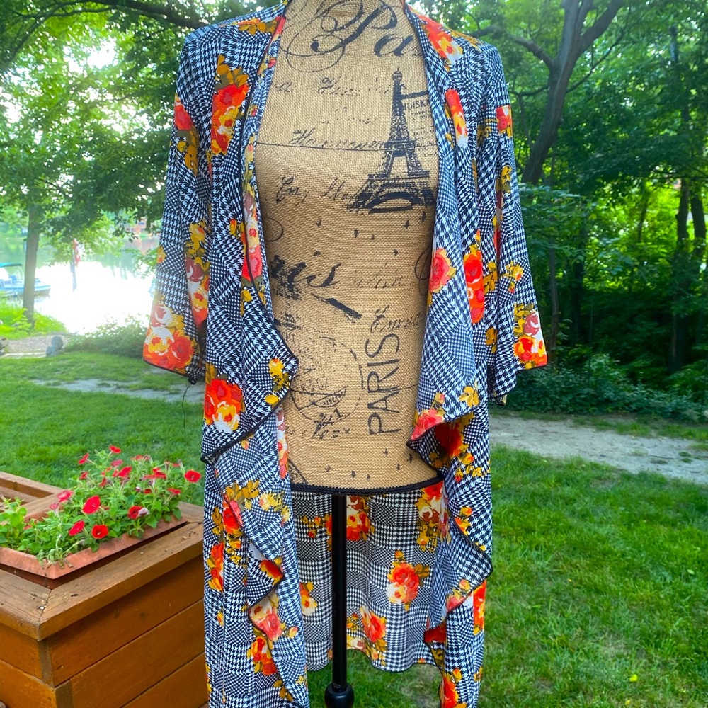 LuLaRoe Unicorn 🦄 Houndstooth Floral Print Top
